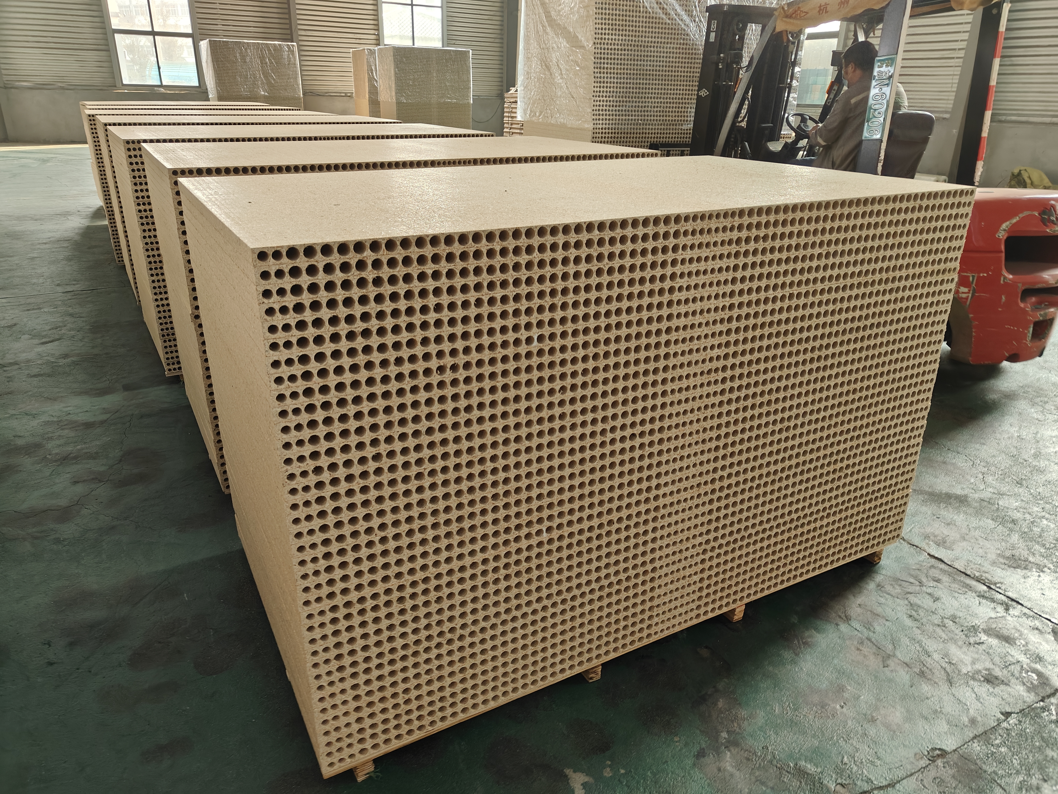 Hollow chipboard